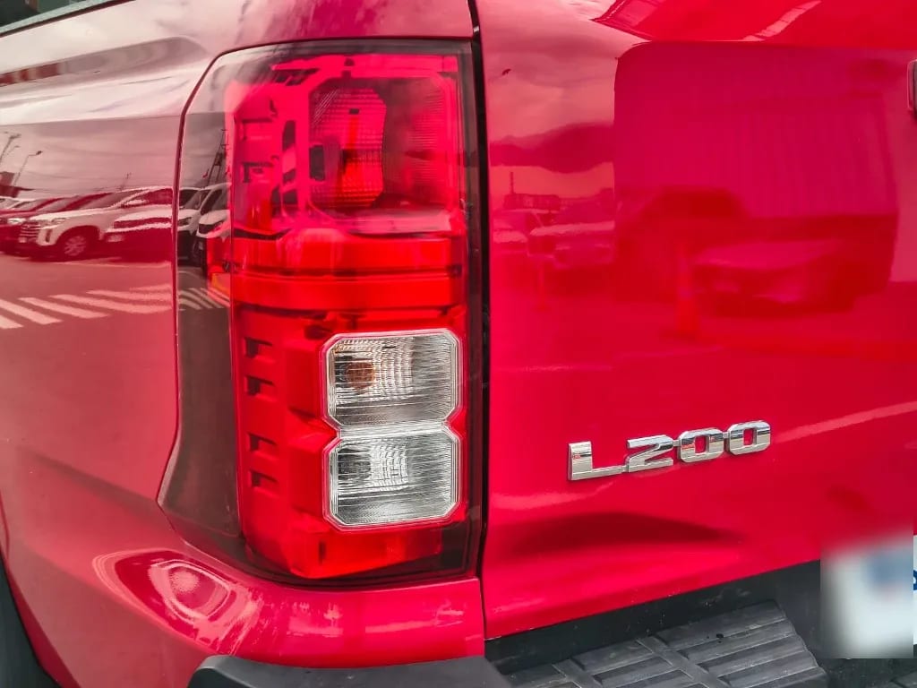 Mitsubishi L200 Katana D/c 2.4 Tdi Mt Xrt 4x4 año 2024