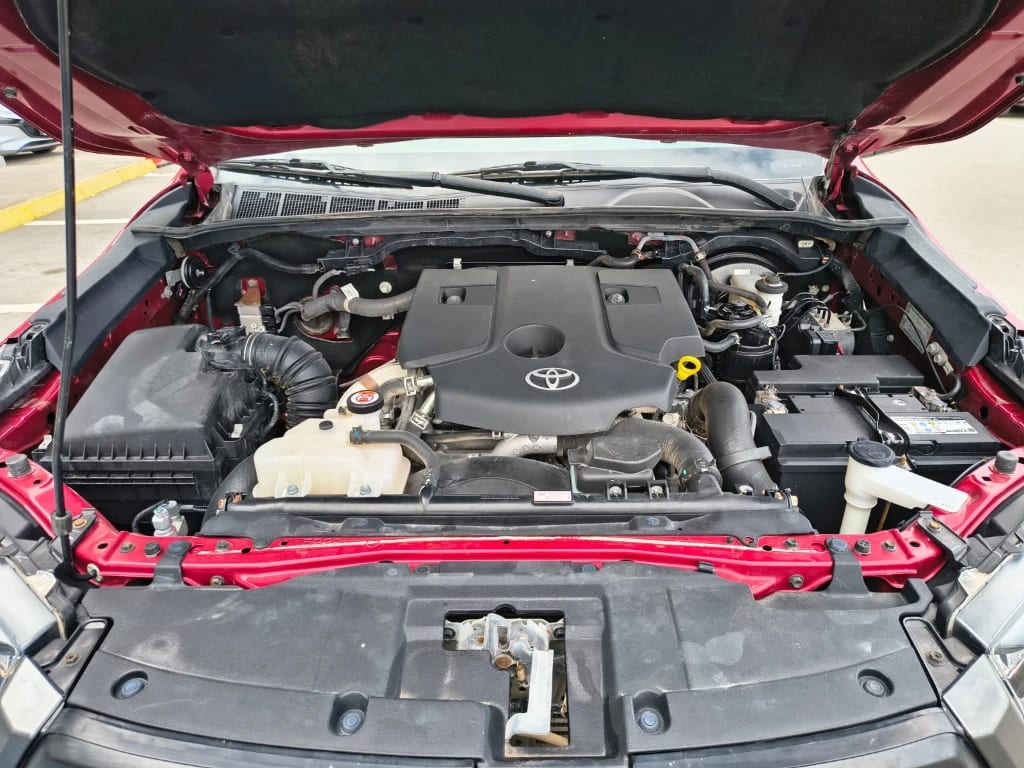 Toyota Hilux Dc 4x2 2.4 D Sr año 2022