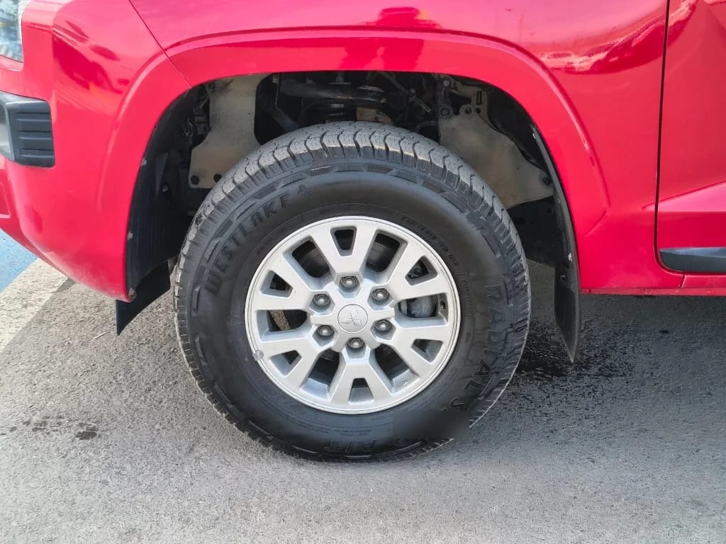 Mitsubishi L200 Katana D/c 2.4 Tdi Mt Xrt 4x4 año 2024