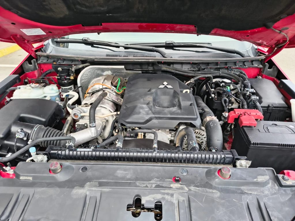 Mitsubishi L200 Katana D/c 2.4 Tdi Mt Xrt 4x4 año 2024