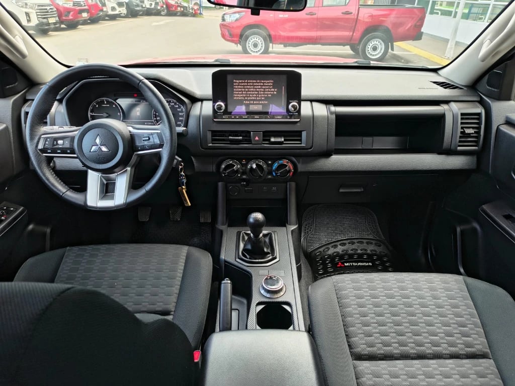 Mitsubishi L200 Katana D/c 2.4 Tdi Mt Xrt 4x4 año 2024