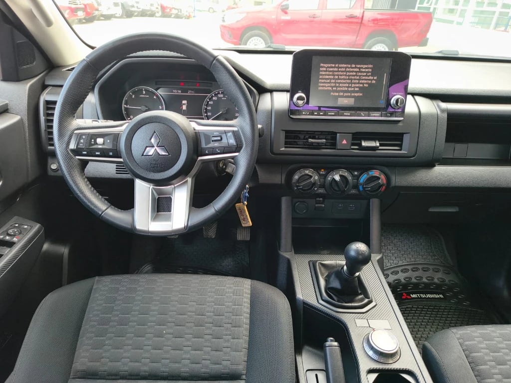 Mitsubishi L200 Katana D/c 2.4 Tdi Mt Xrt 4x4 año 2024