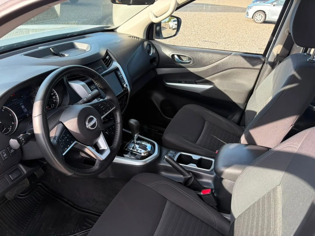 Nissan Navara D Cab 4x4 2.3 At año 2023