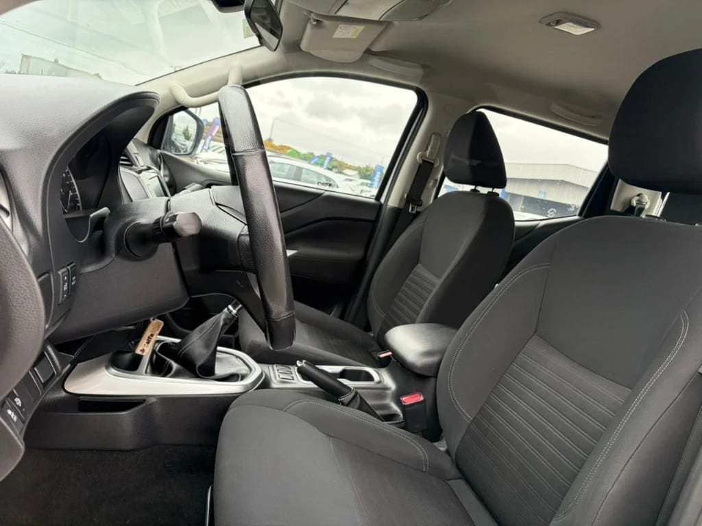 Nissan Navara D Cab Mt 4x4 2.3 año 2023