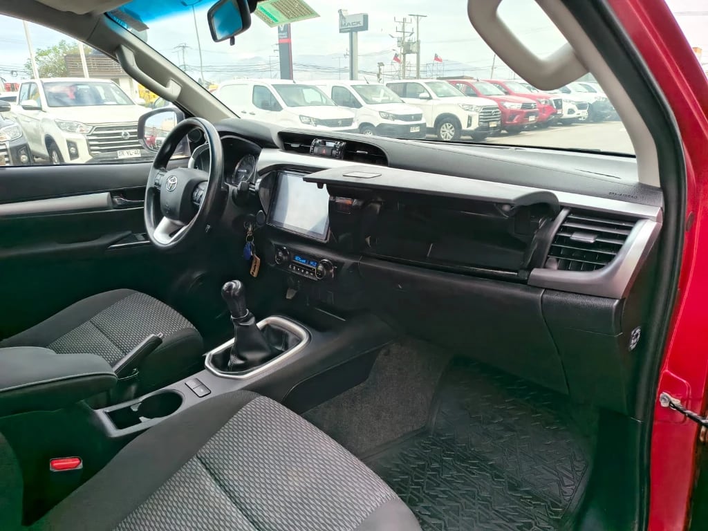 Toyota Hilux Dc 4x2 2.4 D Sr año 2022