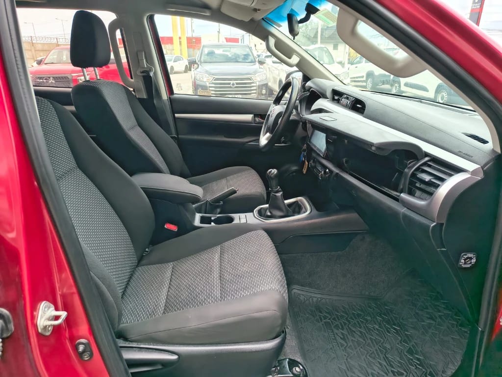 Toyota Hilux Dc 4x2 2.4 D Sr año 2022