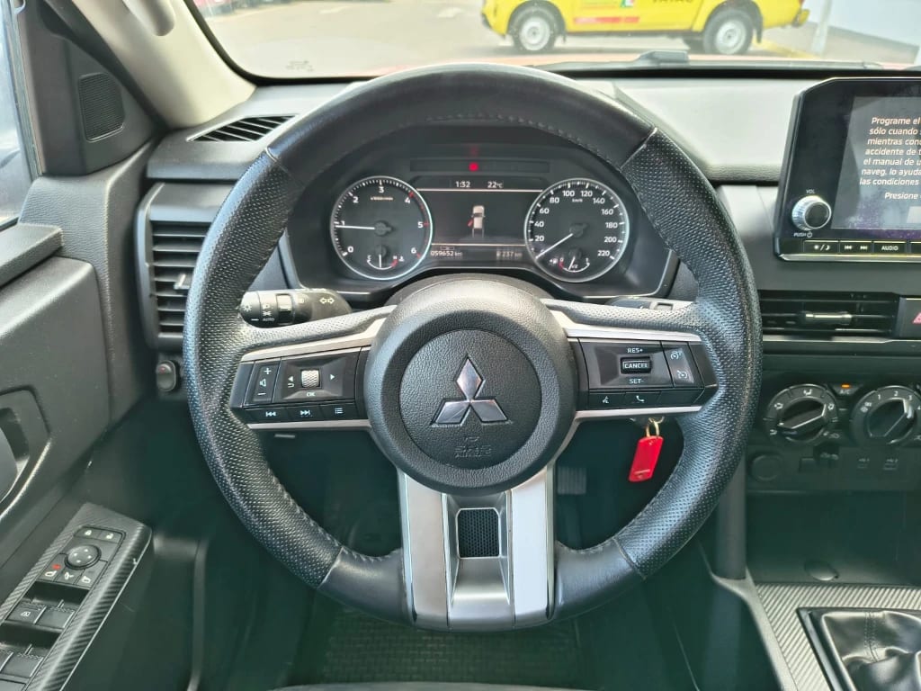 Mitsubishi L200 Katana D/c 2.4 Tdi Mt Xrt 4x4 año 2024
