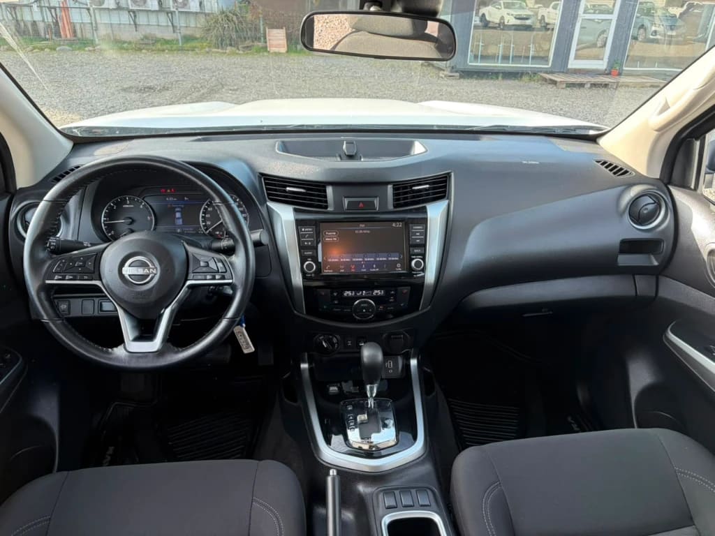 Nissan Navara D Cab 4x4 2.3 At año 2023