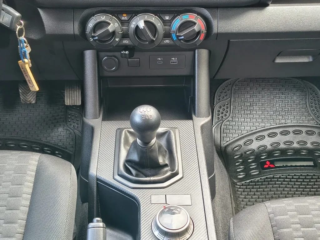 Mitsubishi L200 Katana D/c 2.4 Tdi Mt Xrt 4x4 año 2024