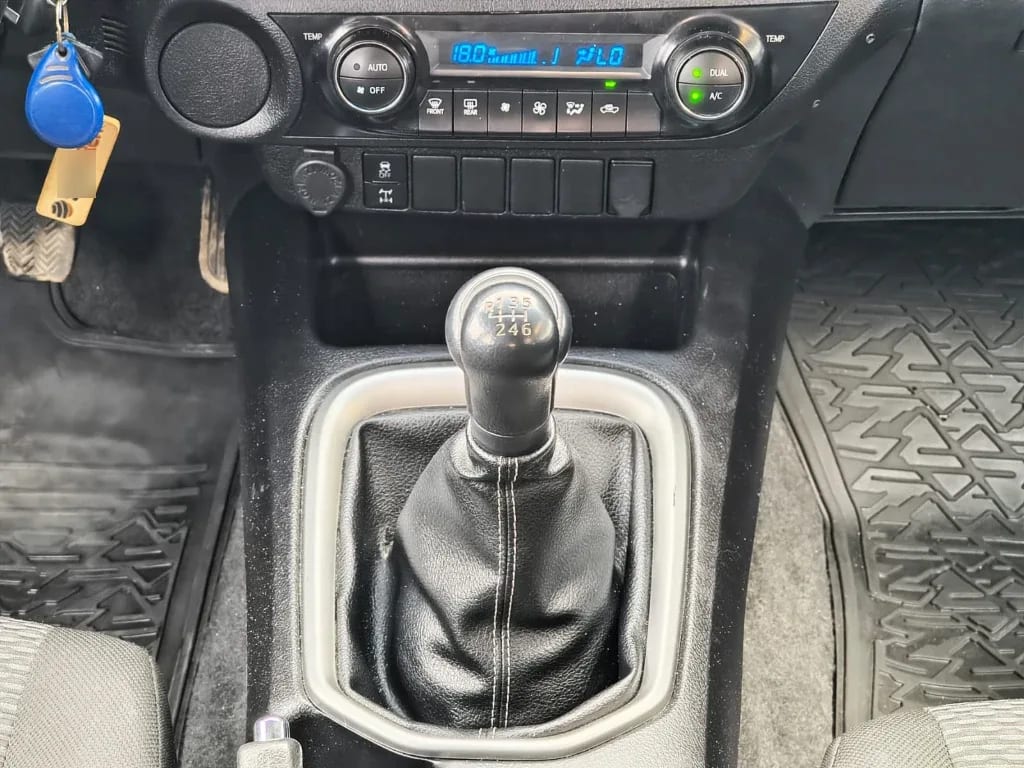 Toyota Hilux Dc 4x2 2.4 D Sr año 2022