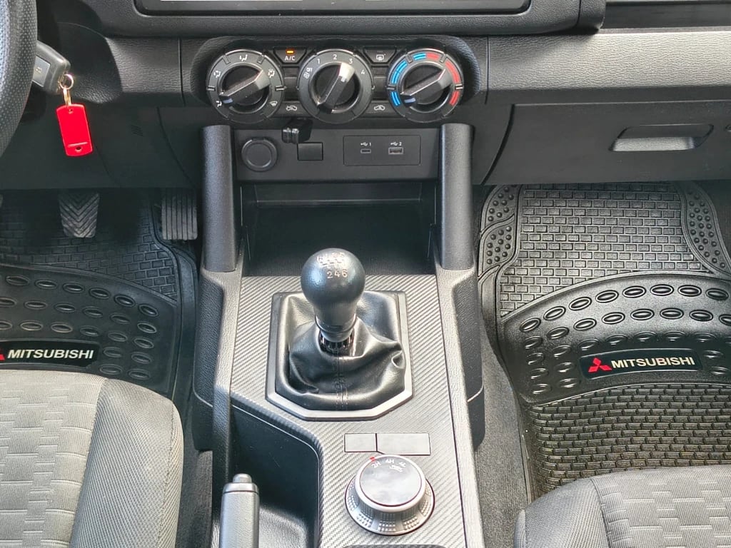 Mitsubishi L200 Katana D/c 2.4 Tdi Mt Xrt 4x4 año 2024