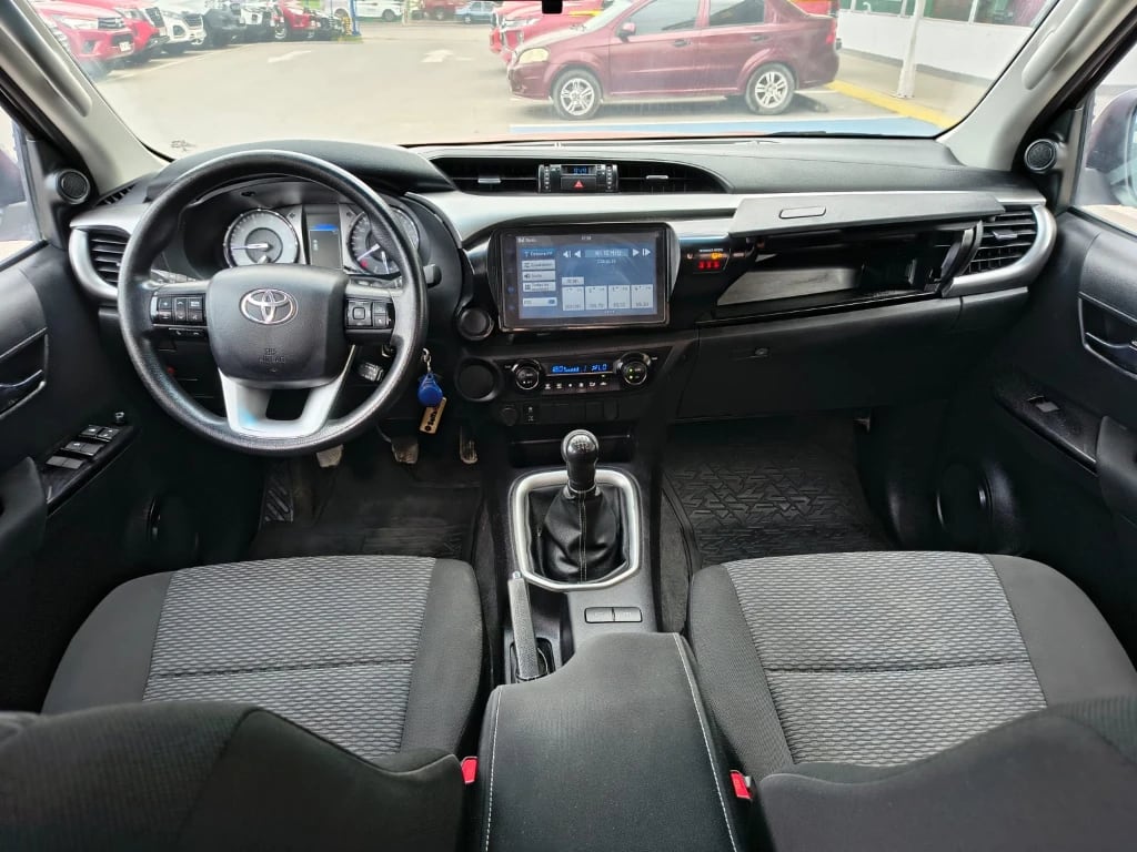 Toyota Hilux Dc 4x2 2.4 D Sr año 2022