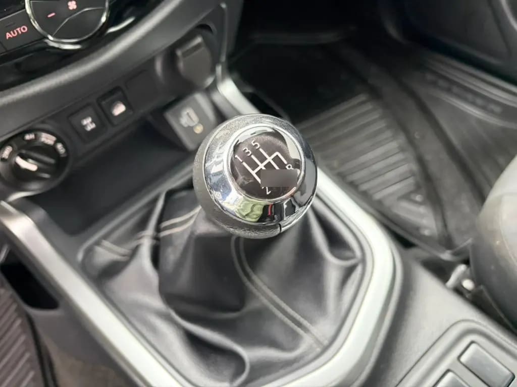 Nissan Navara D Cab Mt 4x4 2.3 año 2023