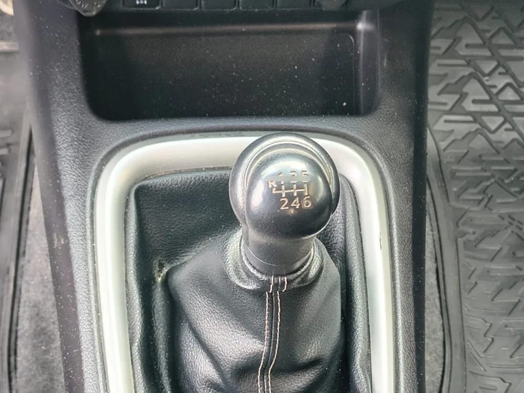 Toyota Hilux Dc 4x2 2.4 D Sr año 2022