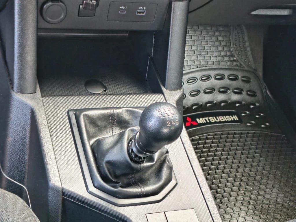 Mitsubishi L200 Katana D/c 2.4 Tdi Mt Xrt 4x4 año 2024
