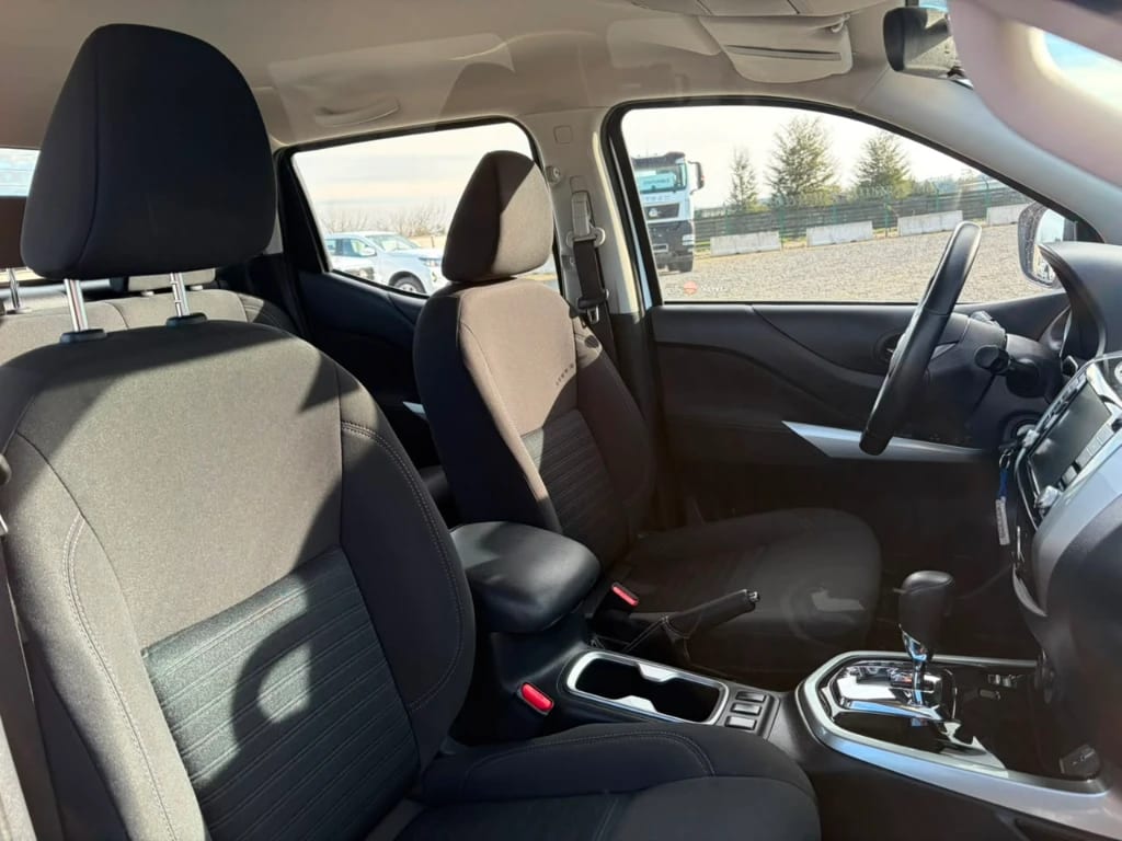 Nissan Navara D Cab 4x4 2.3 At año 2023