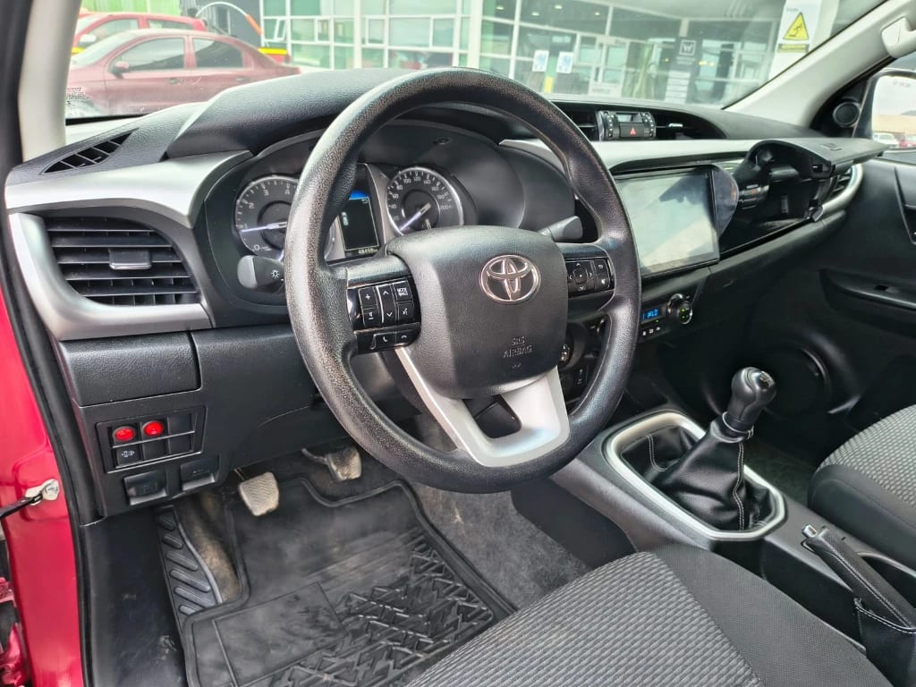 Toyota Hilux Dc 4x2 2.4 D Sr año 2022