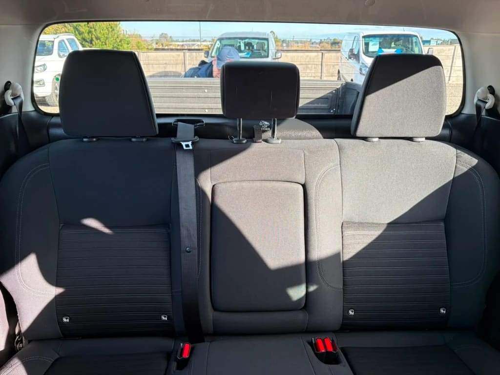 Nissan Navara D Cab 4x4 2.3 At año 2023