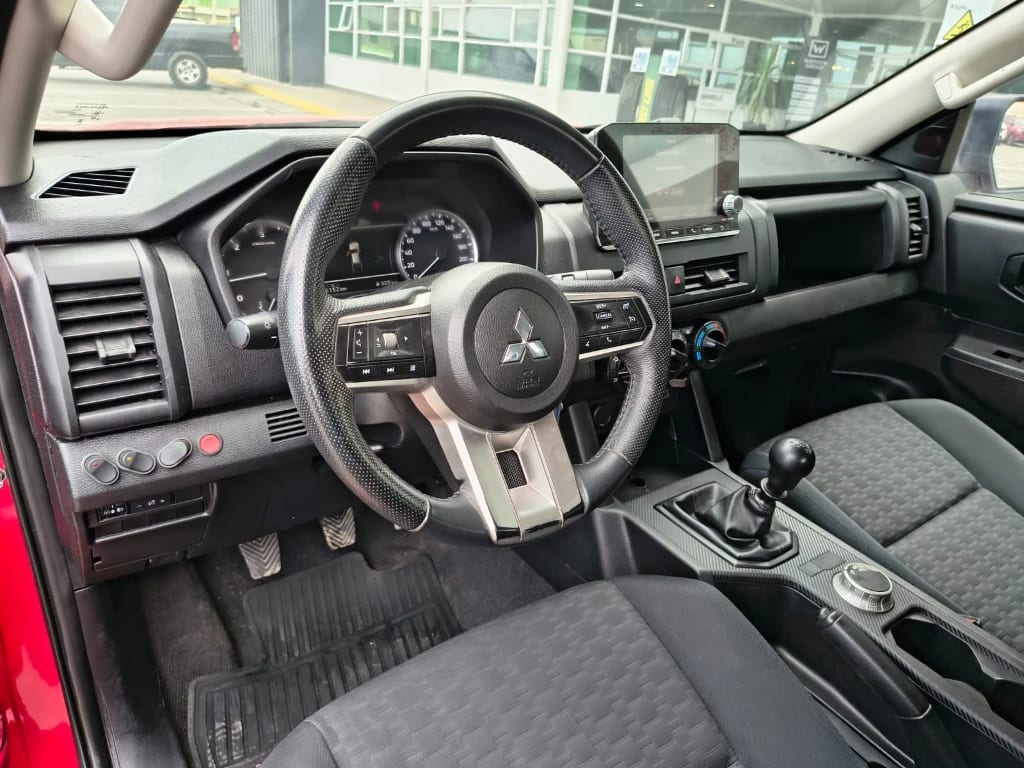 Mitsubishi L200 Katana D/c 2.4 Tdi Mt Xrt 4x4 año 2024