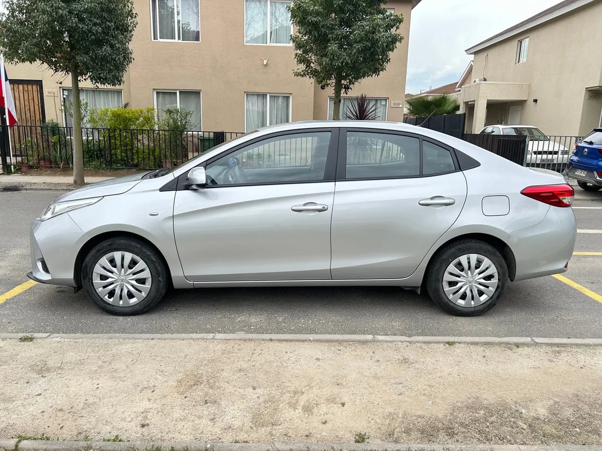 TOYOTA YARIS 1.5 Sedan Gli E At año 2022