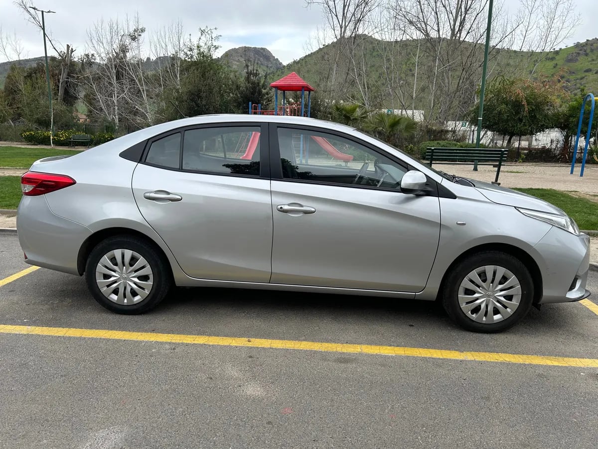 TOYOTA YARIS 1.5 Sedan Gli E At año 2022