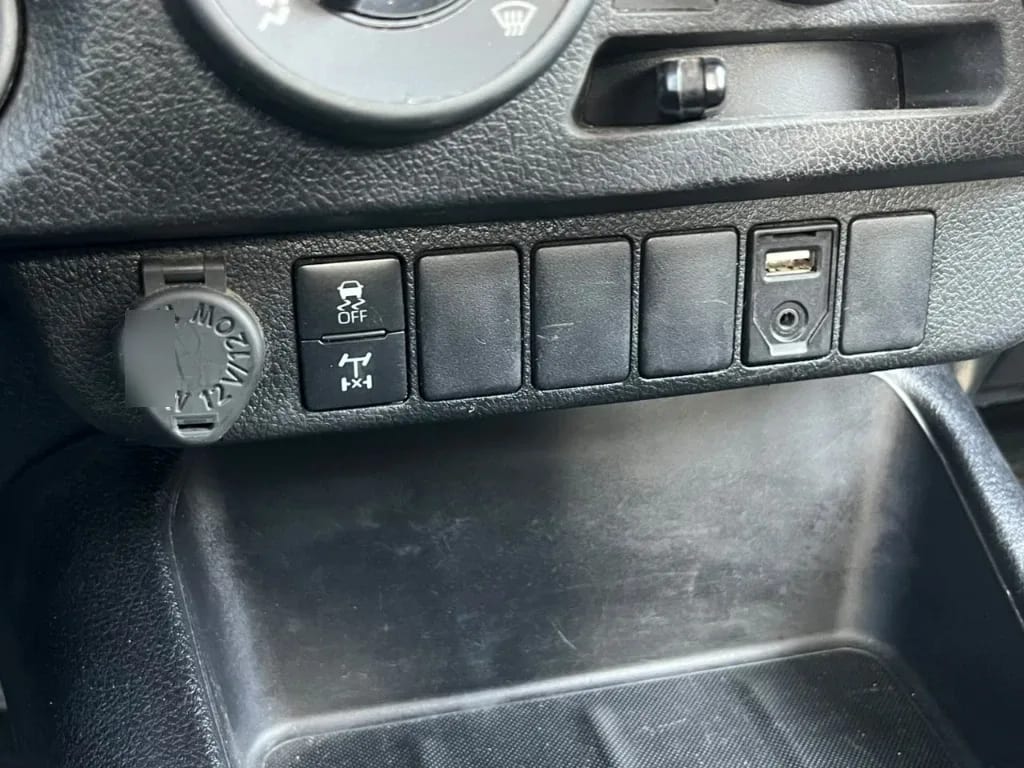 Toyota Hilux Dx Tss 4x4 Mt año 2023