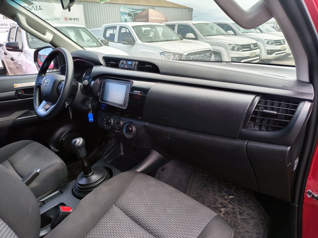 Toyota Hilux 2.4 Diesel 4x2 T/m año 2023