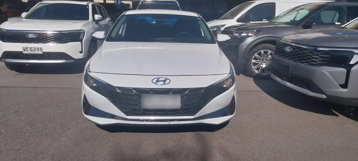 Hyundai Elantra 1.6 Cn7 Plus 4x2 Mt 4p año 2022