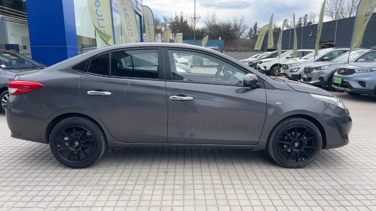 Toyota Yaris 1.5 Gli 4x2 E Mt 4p año 2019