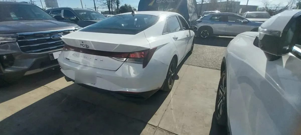 Hyundai Elantra 1.6 Cn7 Plus 4x2 Mt 4p año 2022