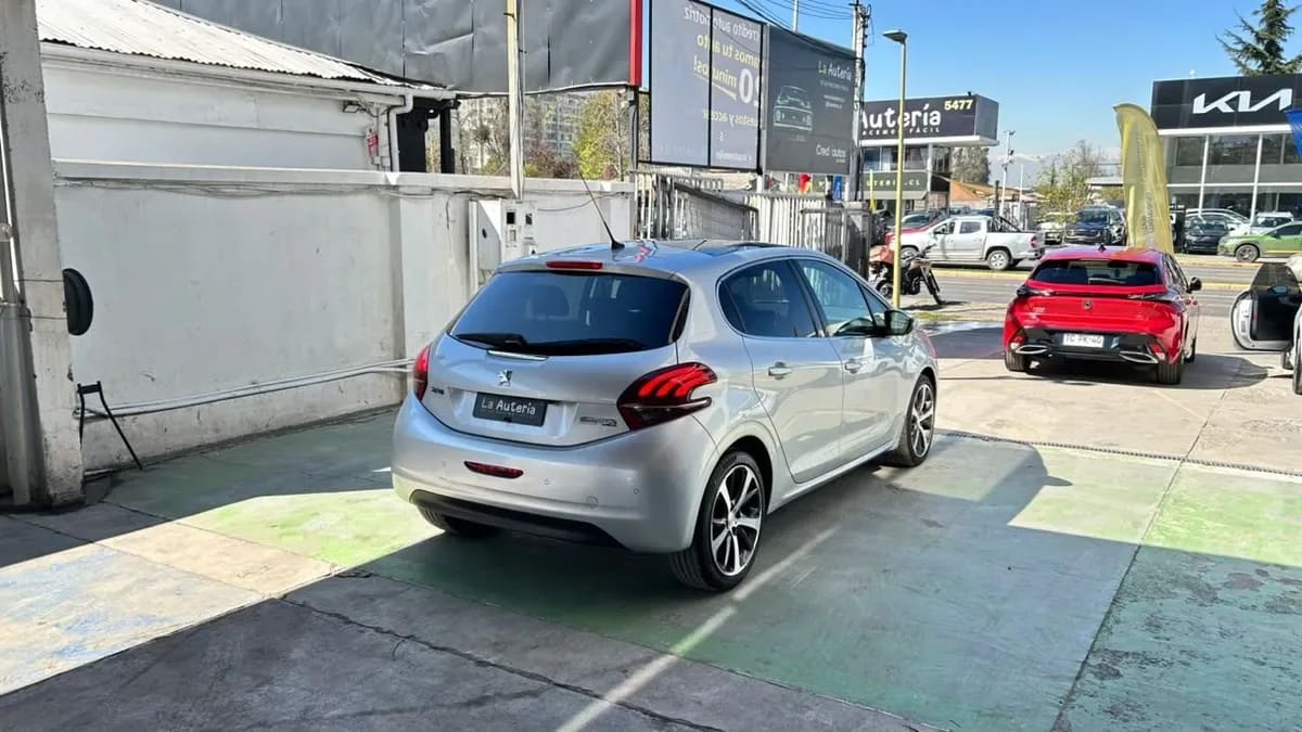 Peugeot 208 Allure Pack 1.6 Bluehdi 100hp Mt año 2019