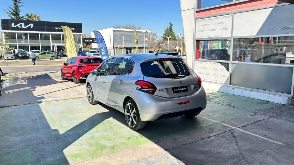 Peugeot 208 Allure Pack 1.6 Bluehdi 100hp Mt año 2019