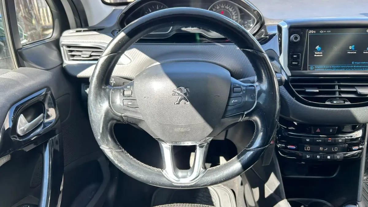 Peugeot 208 Allure Pack 1.6 Bluehdi 100hp Mt año 2019