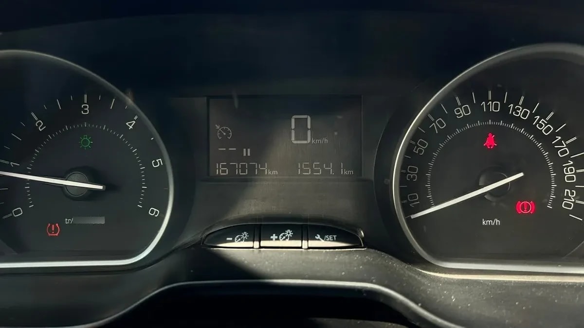 Peugeot 208 Allure Pack 1.6 Bluehdi 100hp Mt año 2019