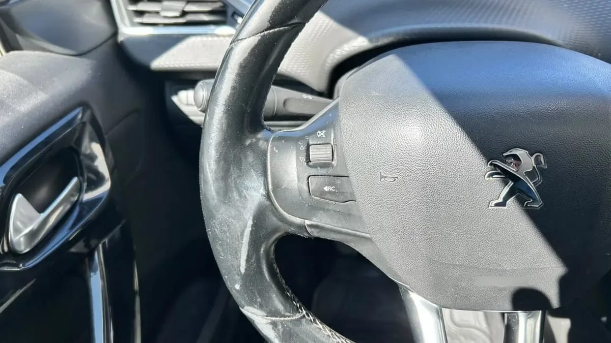 Peugeot 208 Allure Pack 1.6 Bluehdi 100hp Mt año 2019