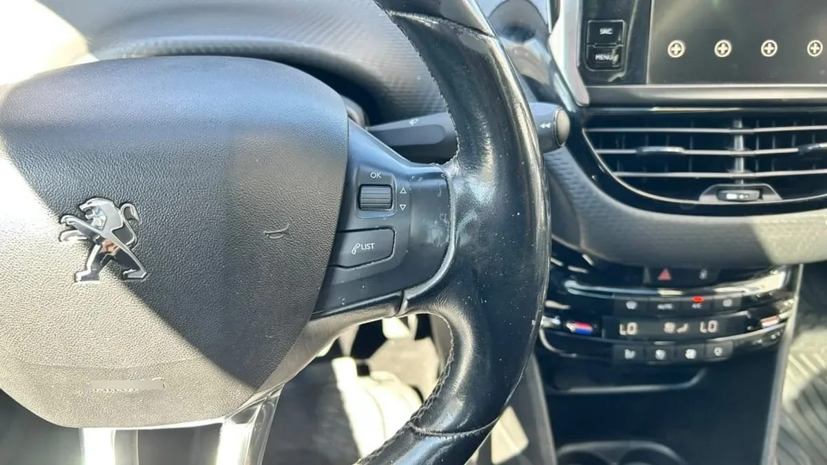 Peugeot 208 Allure Pack 1.6 Bluehdi 100hp Mt año 2019