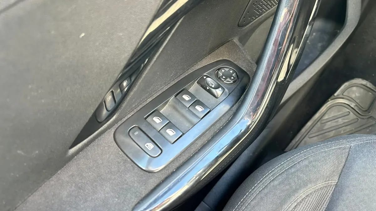 Peugeot 208 Allure Pack 1.6 Bluehdi 100hp Mt año 2019