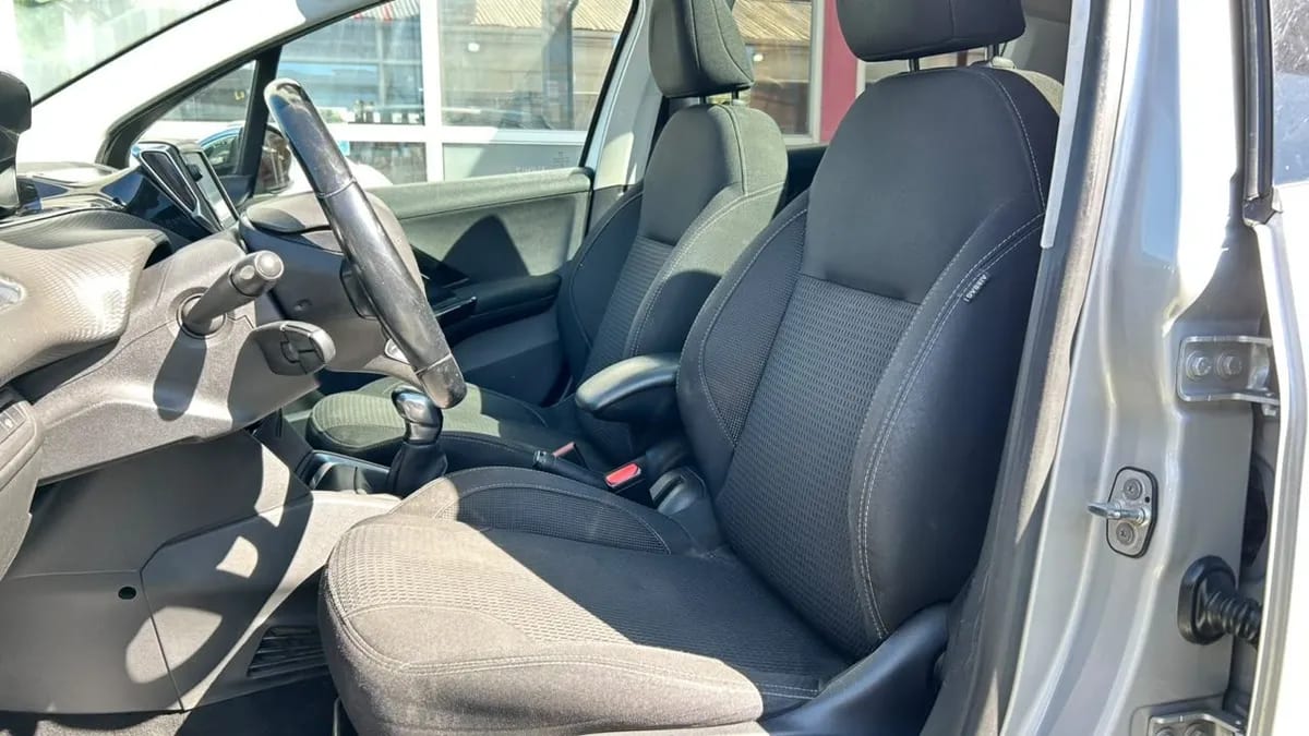 Peugeot 208 Allure Pack 1.6 Bluehdi 100hp Mt año 2019