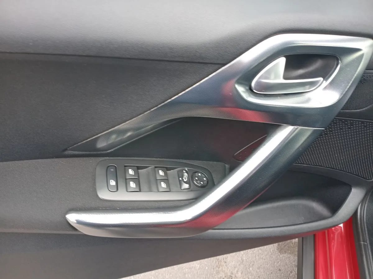 Peugeot 2008 1.2 Allure Pack Puretech 4x2 110hp Eat6 5p año 2018