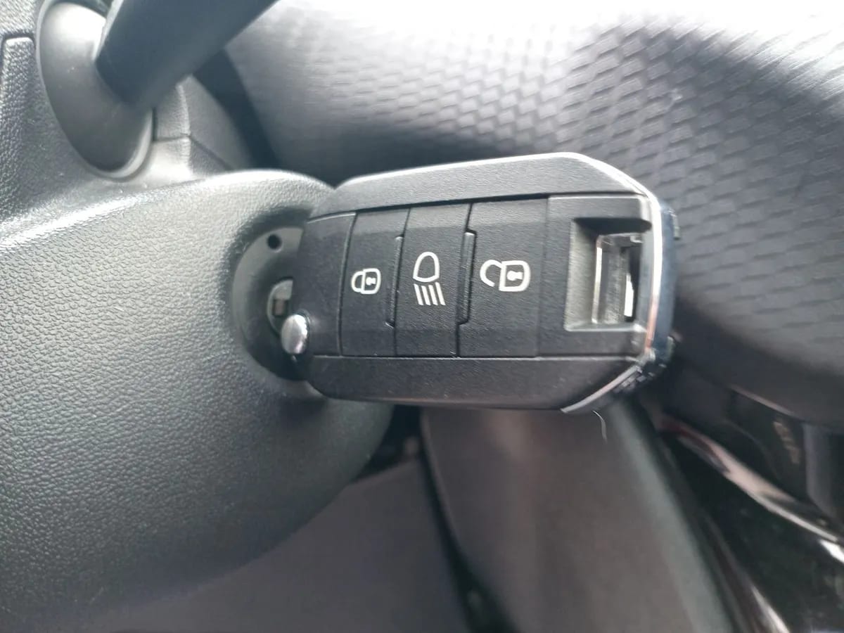Peugeot 2008 1.2 Allure Pack Puretech 4x2 110hp Eat6 5p año 2018