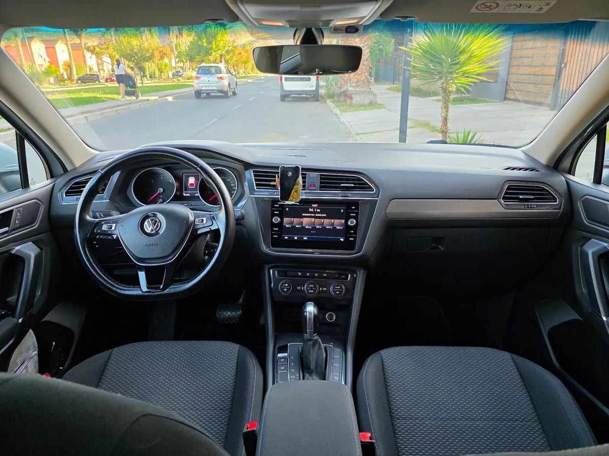 VOLKSWAGEN TIGUAN 2.0 Tdi Comfortline 4m 5p At 4x4 Diesel año 2019