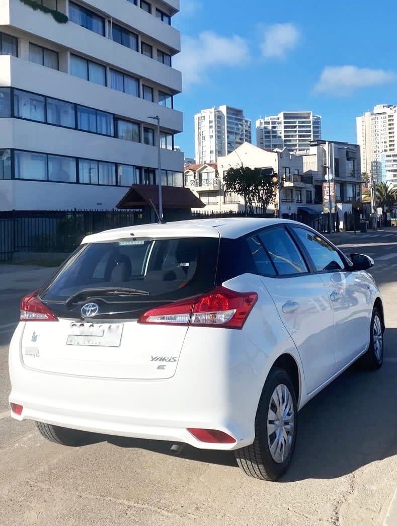 TOYOTA YARIS 1.5 E Sedan At año 2023