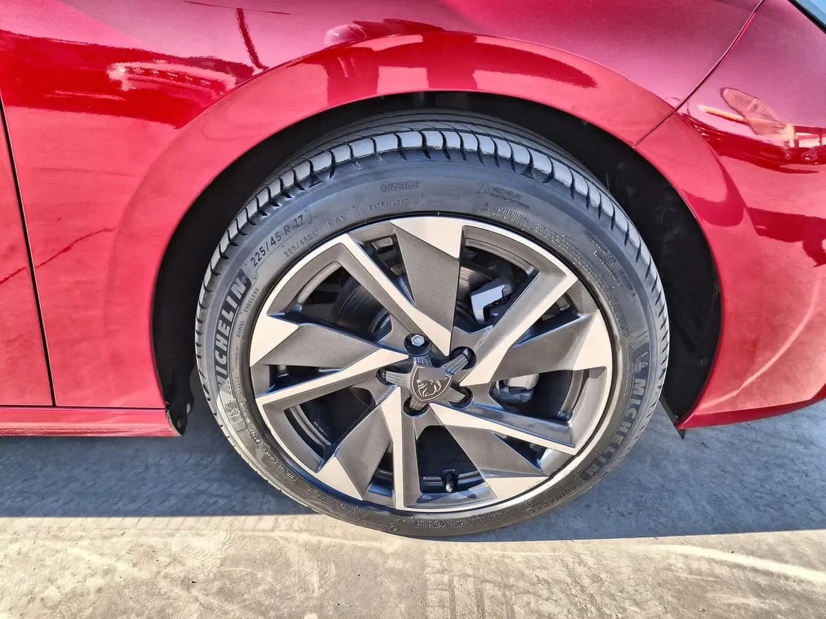 Peugeot 308 1.2 Allure Pack Puretech 130 4x2 Eat8 5p año 2026
