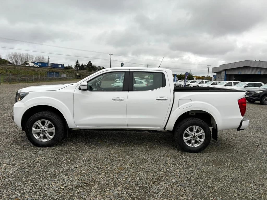 Nissan Navara D Cab Mt 4x4 2.3 año 2023