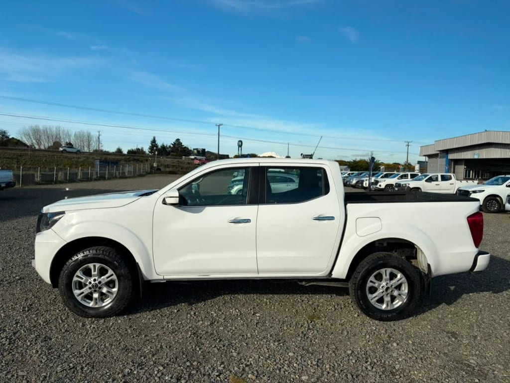 Nissan Navara D Cab Mt 4x4 2.3 Xe año 2023
