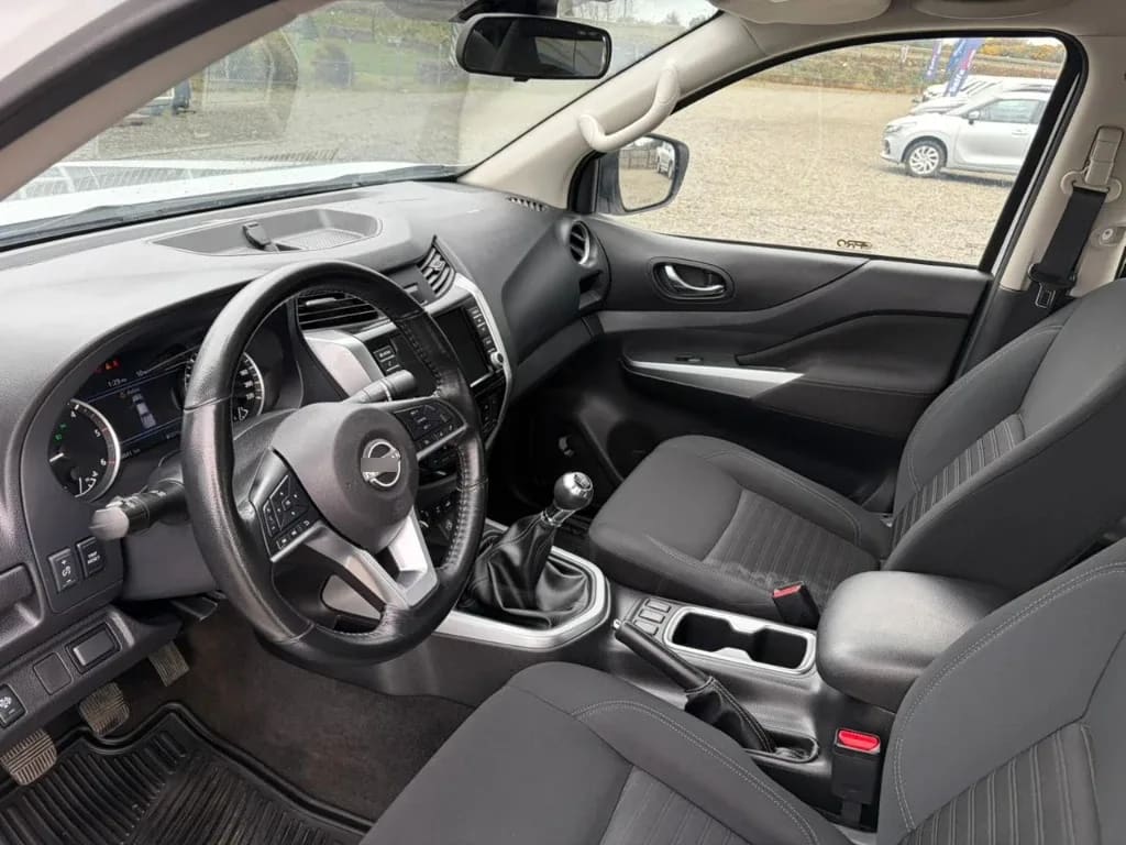 Nissan Navara D Cab Mt 4x4 2.3 año 2023