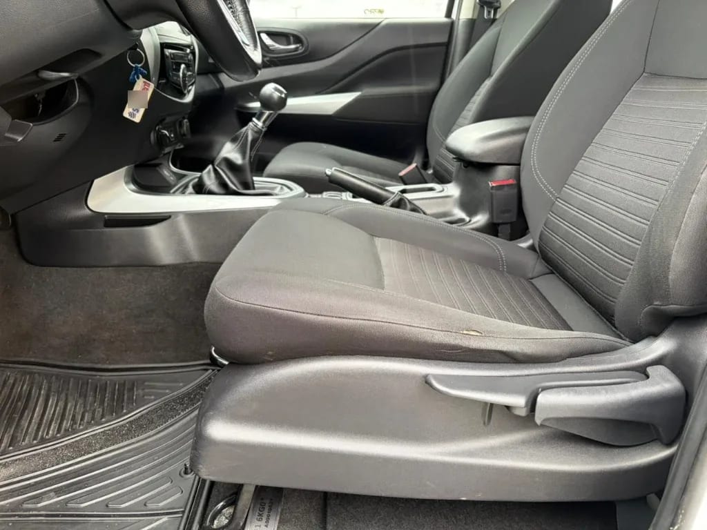Nissan Navara D Cab Mt 4x4 2.3 año 2023