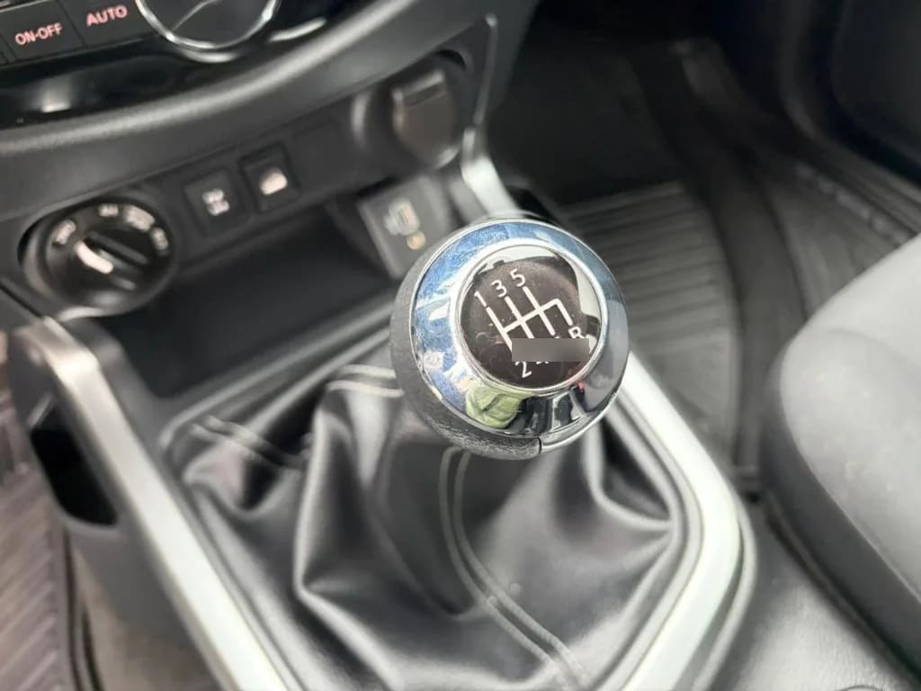 Nissan Navara D Cab Mt 4x4 2.3 año 2023