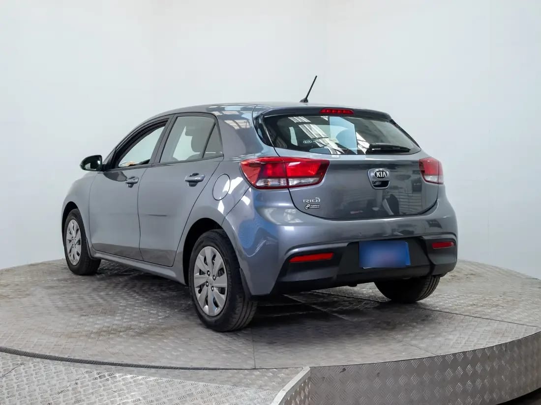 Kia Rio 5 1.4 Lx Ac Mt año 2021