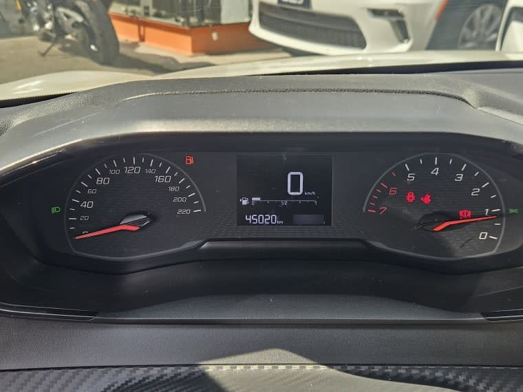 Peugeot 208 Style Puretech 75 1.2 año 2024